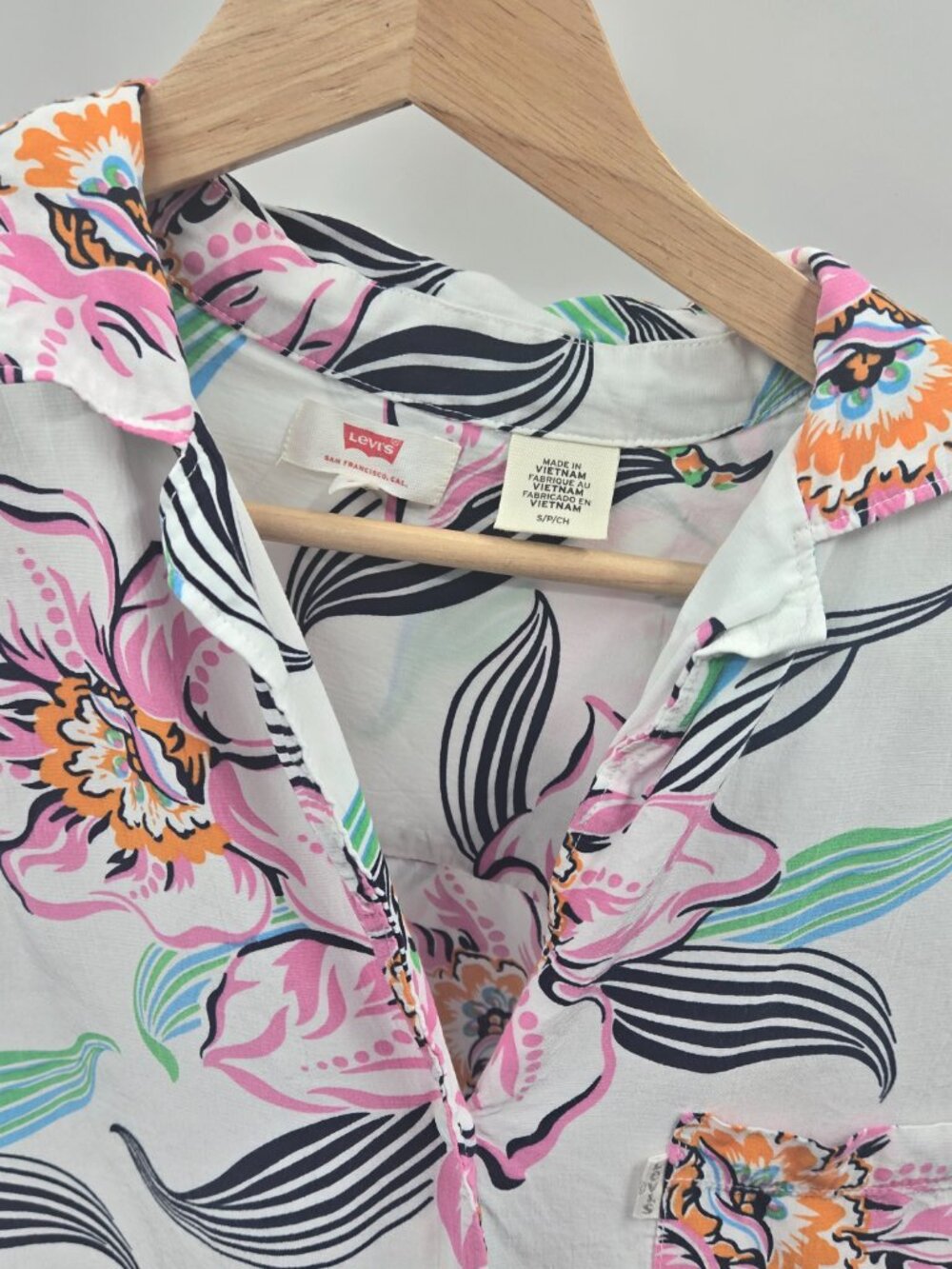 Levi's White Floral Cropped Button Down Size Small - Picture 6 of 12